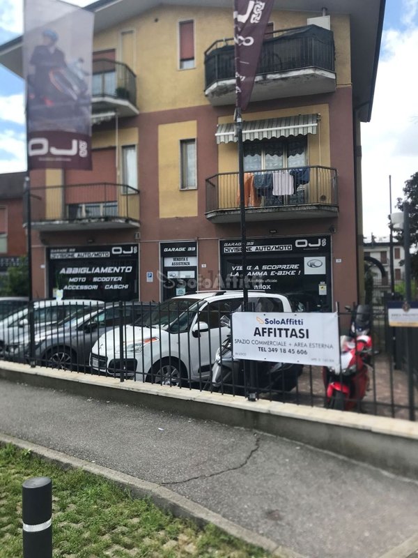 negozio in affitto a Lesmo in zona Peregallo.