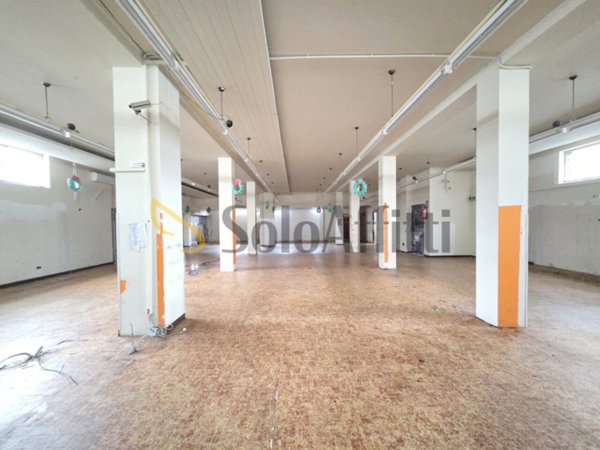 negozio in affitto a Limbiate in zona Villaggio dei Giovi