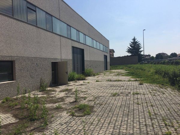 locale commerciale in affitto a Limbiate