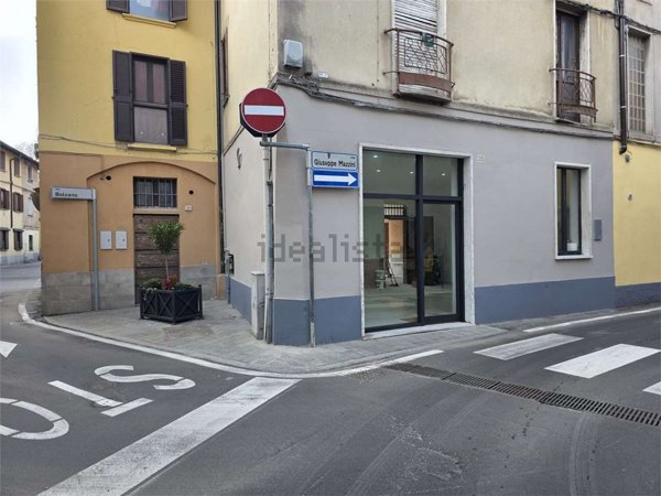 negozio in affitto a Limbiate
