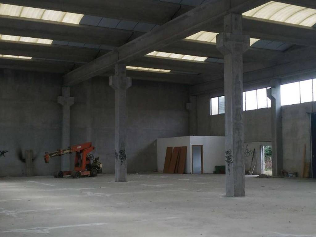 locale commerciale in affitto a Limbiate