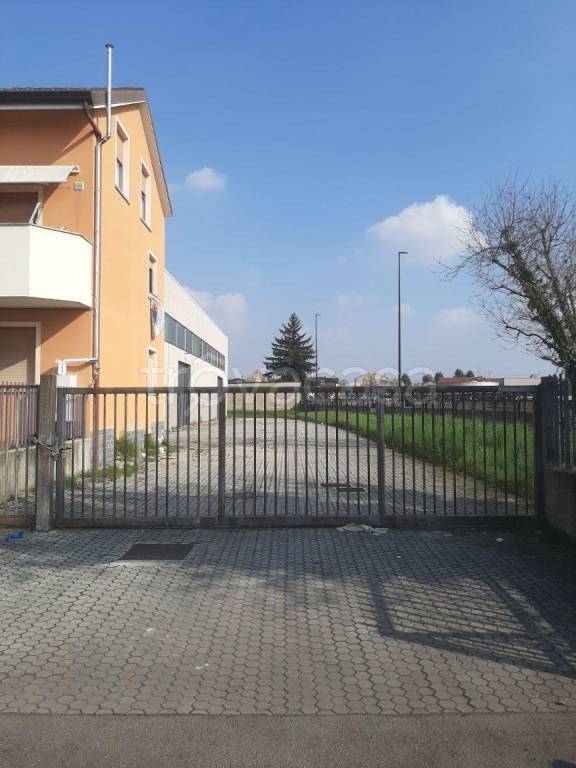 locale commerciale in affitto a Limbiate