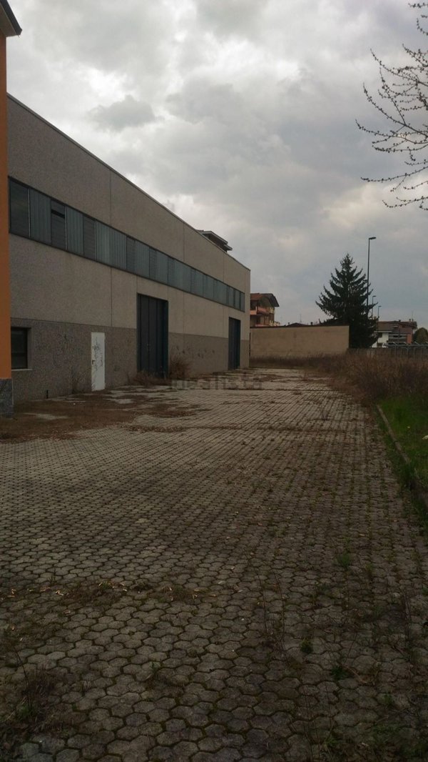 capannone in affitto a Limbiate