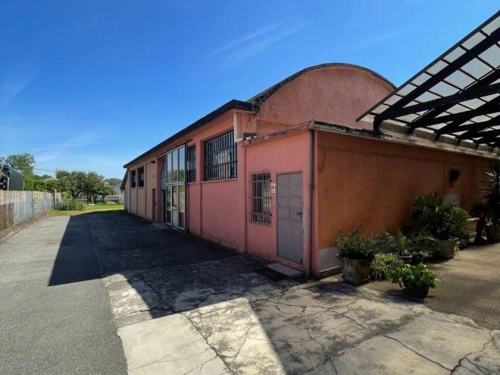 locale commerciale in affitto a Limbiate