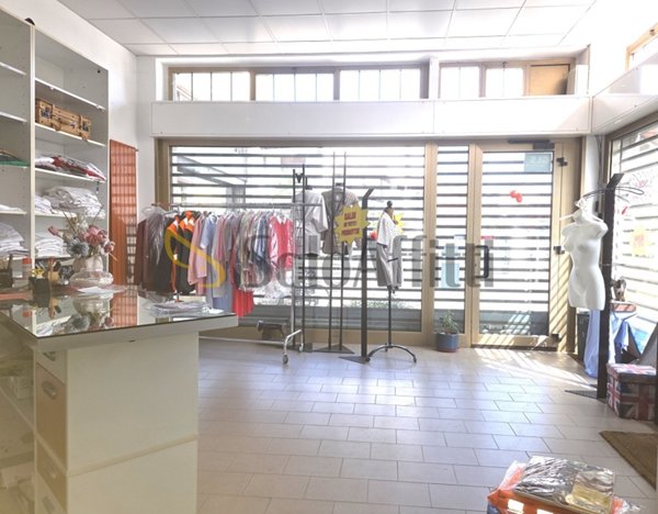 negozio in affitto a Limbiate in zona Villaggio dei Giovi
