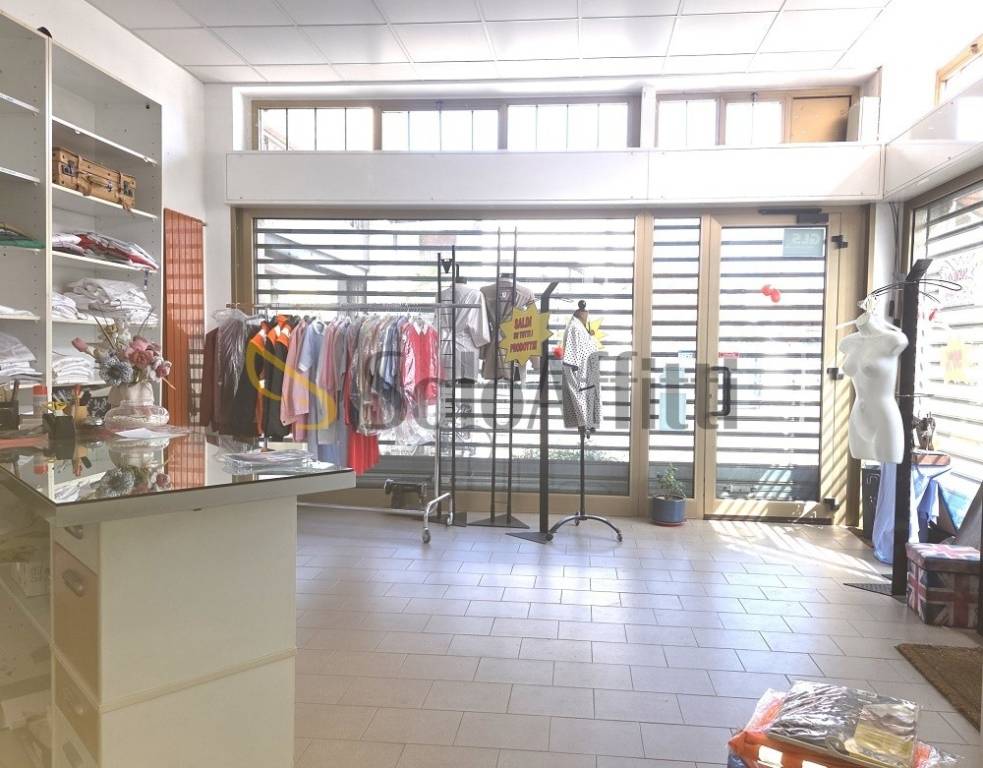 negozio in affitto a Limbiate in zona Villaggio dei Giovi