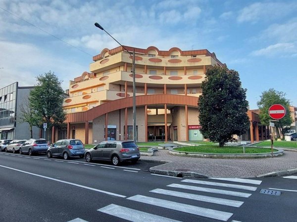 negozio in affitto a Lissone