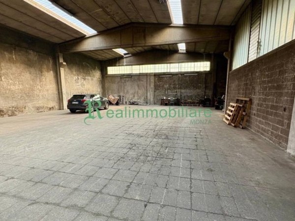 locale commerciale in affitto a Lissone