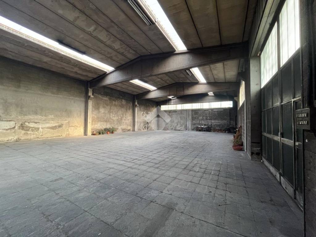 locale commerciale in affitto a Lissone