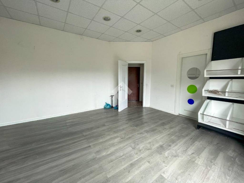 locale commerciale in affitto a Lissone
