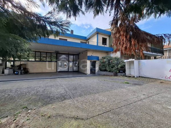 locale commerciale in affitto a Lissone