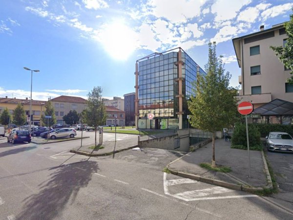 locale commerciale in affitto a Lissone