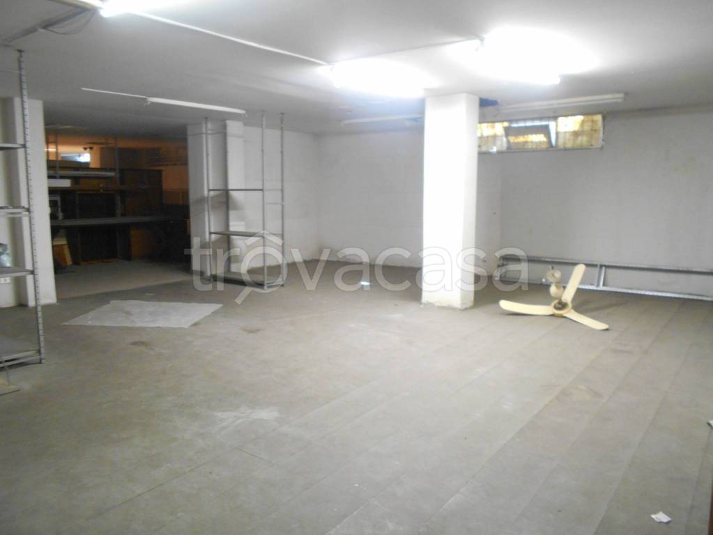 locale commerciale in affitto a Lissone