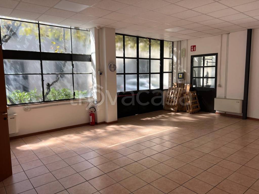 locale commerciale in affitto a Lissone