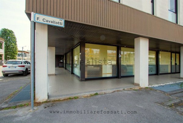 locale commerciale in affitto a Lissone