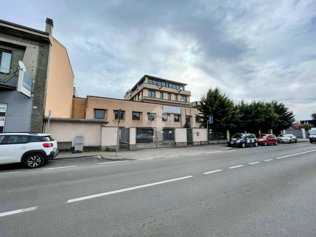 locale commerciale in affitto a Lissone