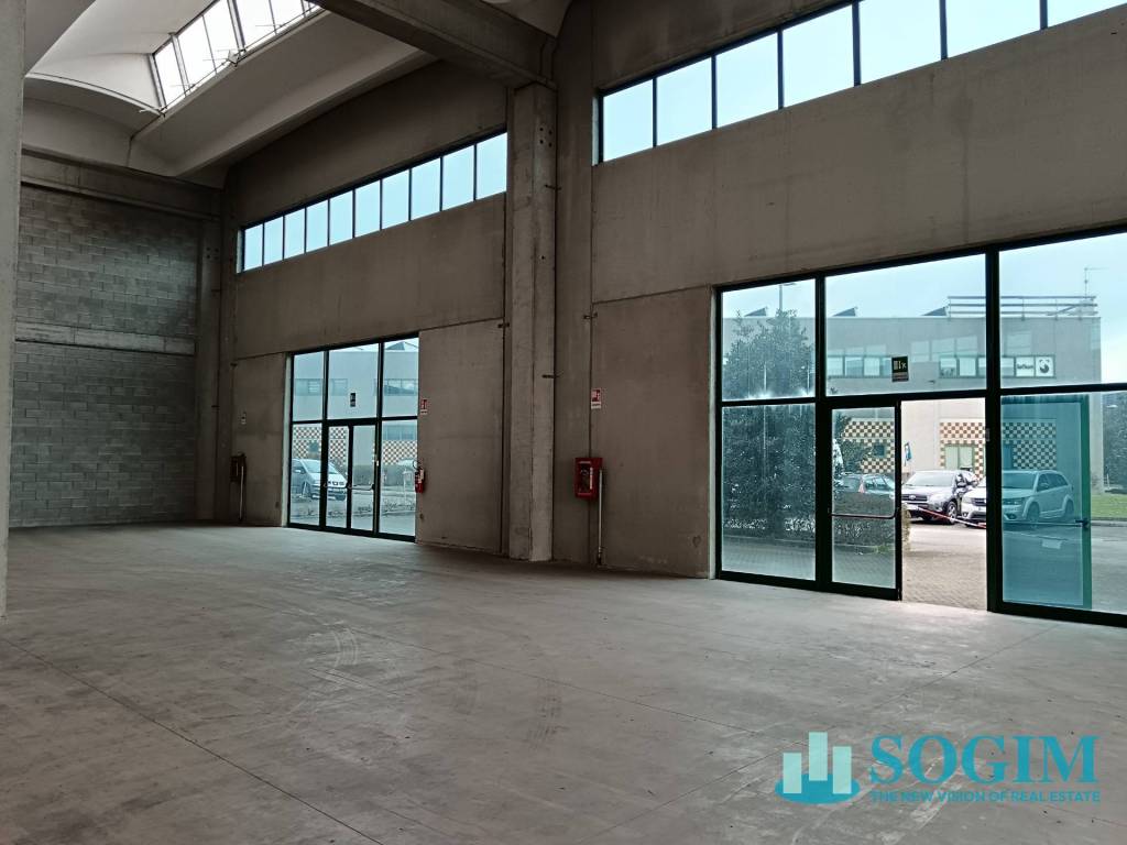 locale commerciale in affitto a Macherio