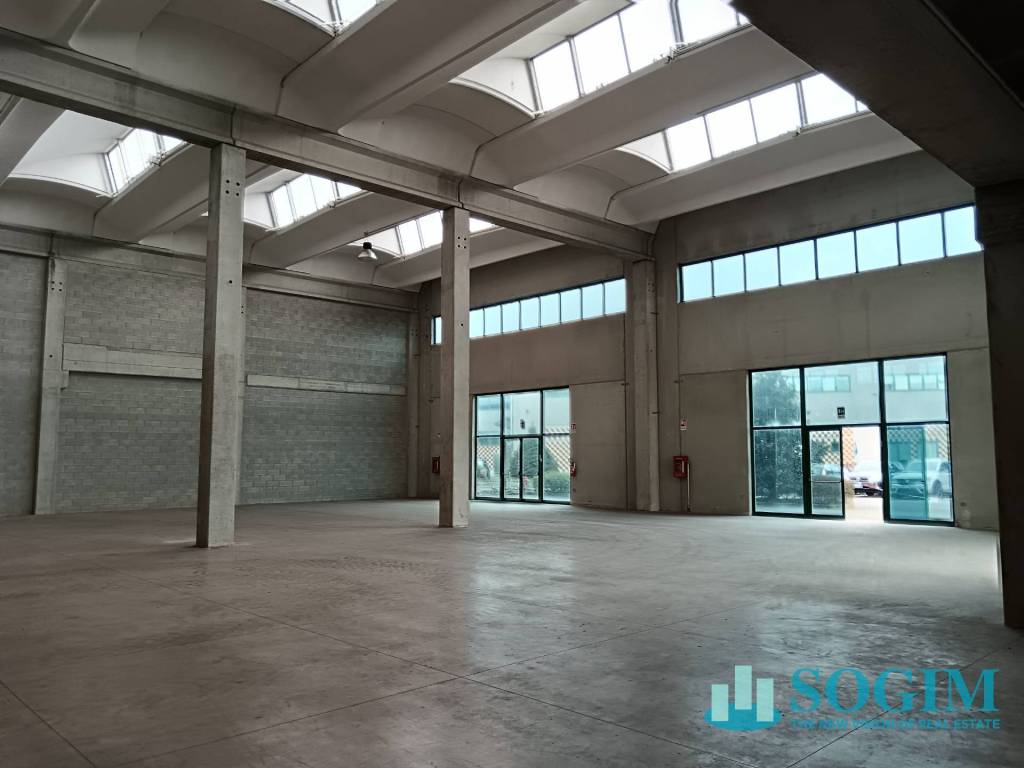 locale commerciale in affitto a Macherio
