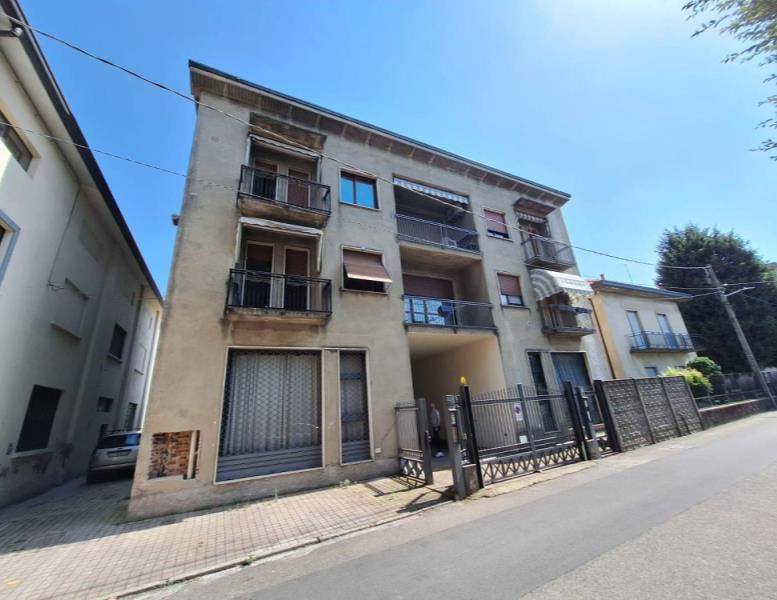 locale commerciale in affitto a Meda