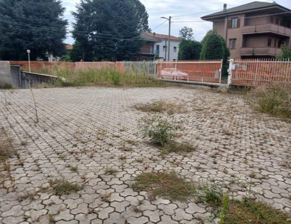 locale commerciale in affitto a Meda