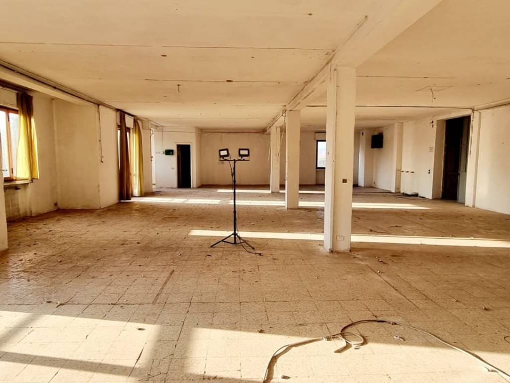 locale commerciale in affitto a Meda