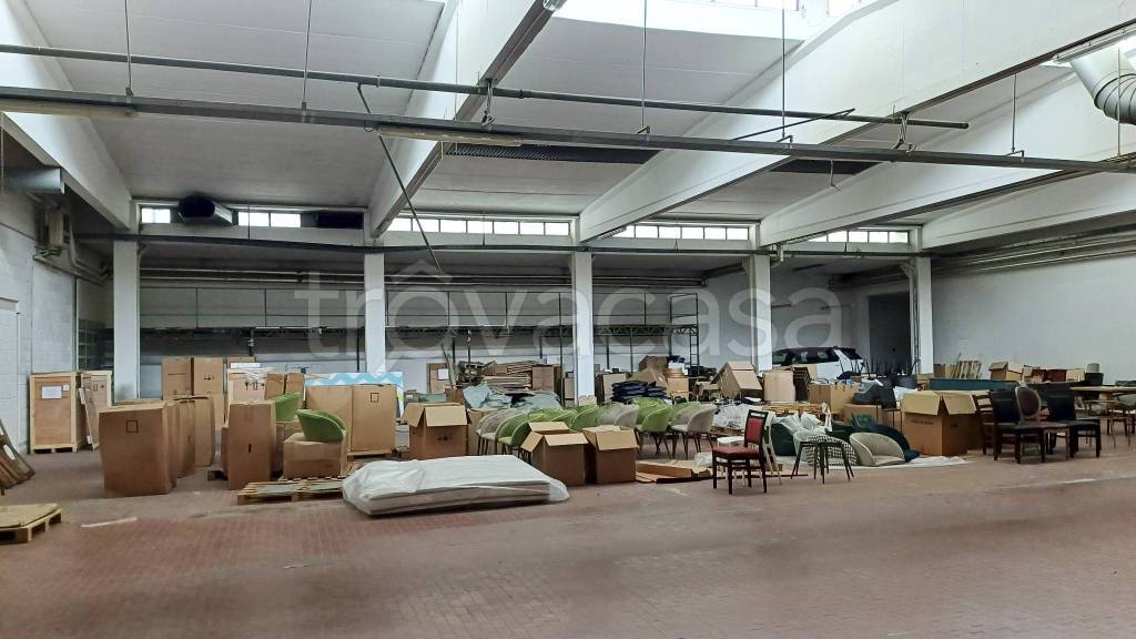 locale commerciale in affitto a Meda