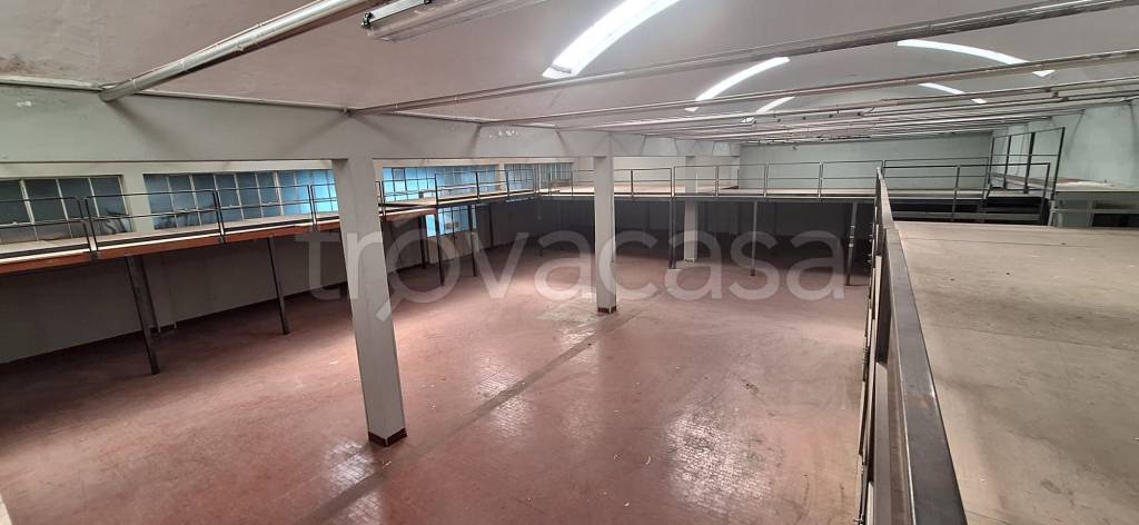 locale commerciale in affitto a Meda