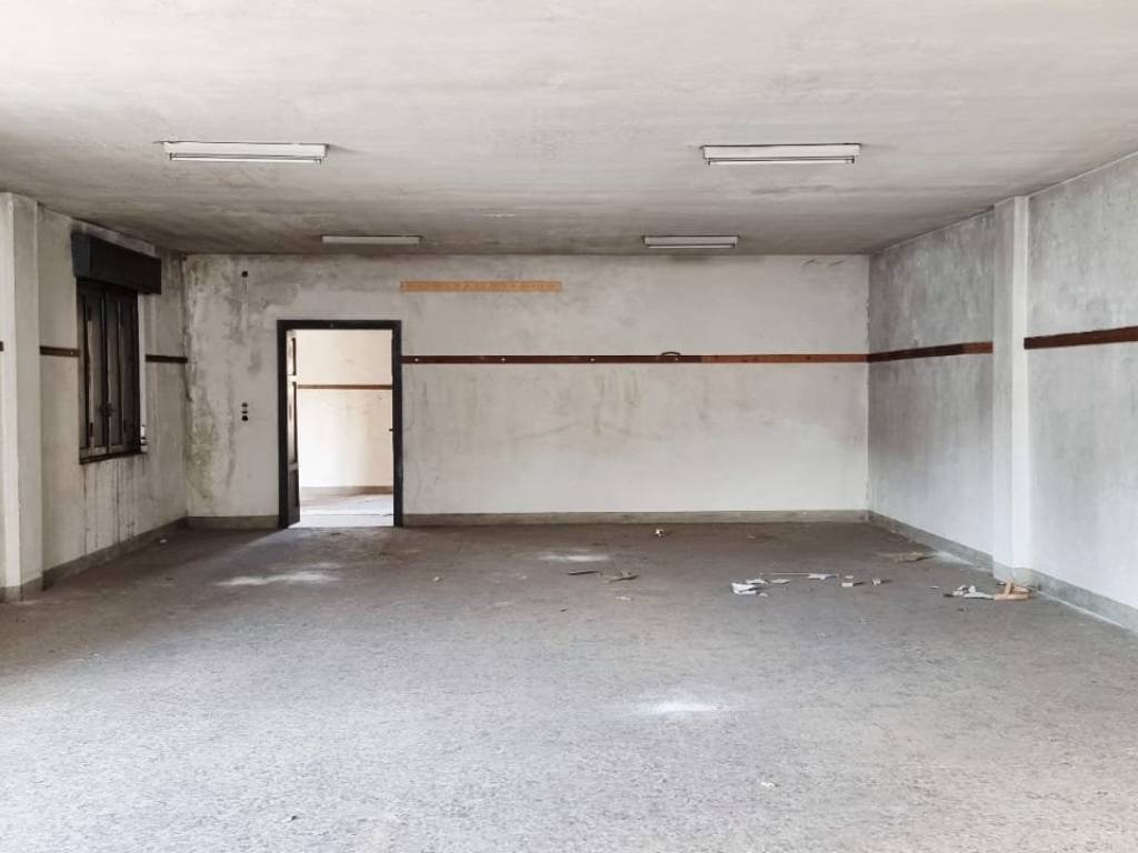 locale commerciale in affitto a Meda