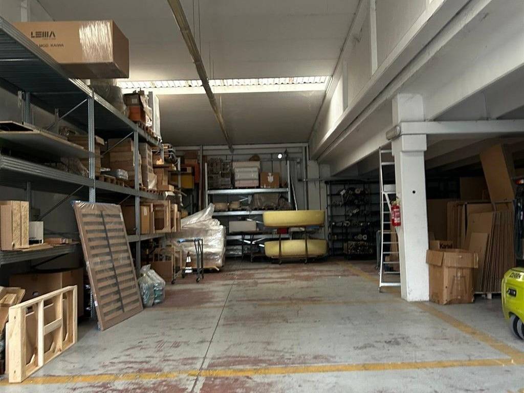 locale commerciale in affitto a Meda