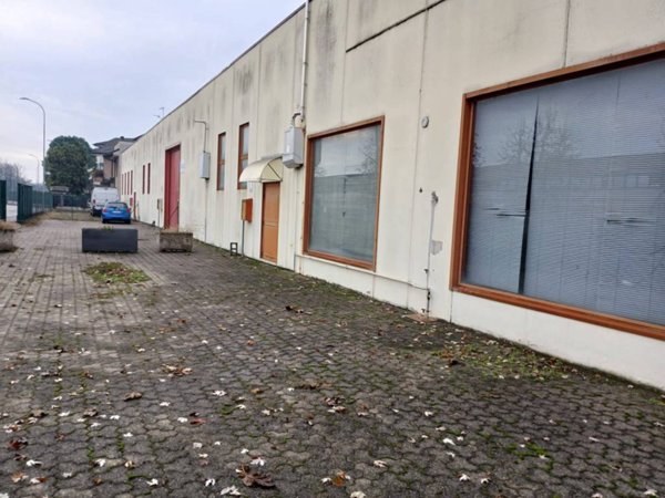 locale commerciale in affitto a Meda