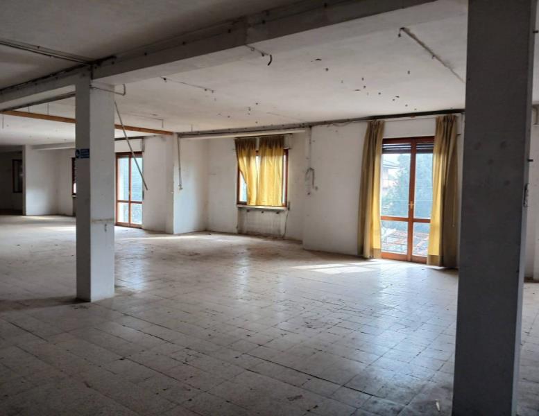 locale commerciale in affitto a Meda