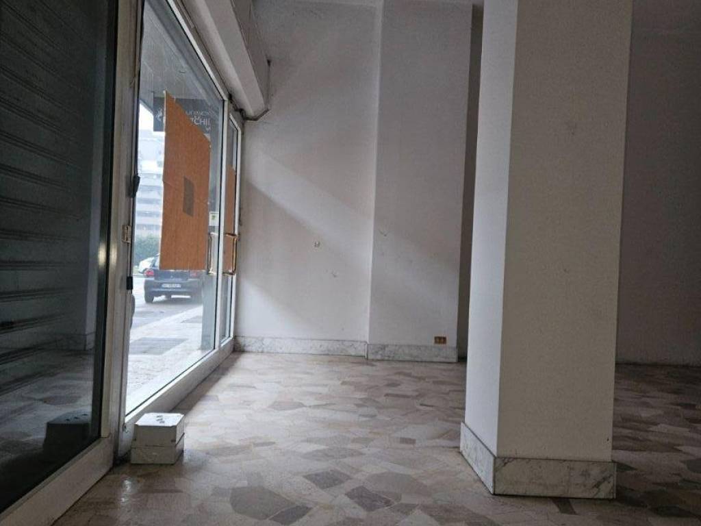 negozio in affitto a Meda