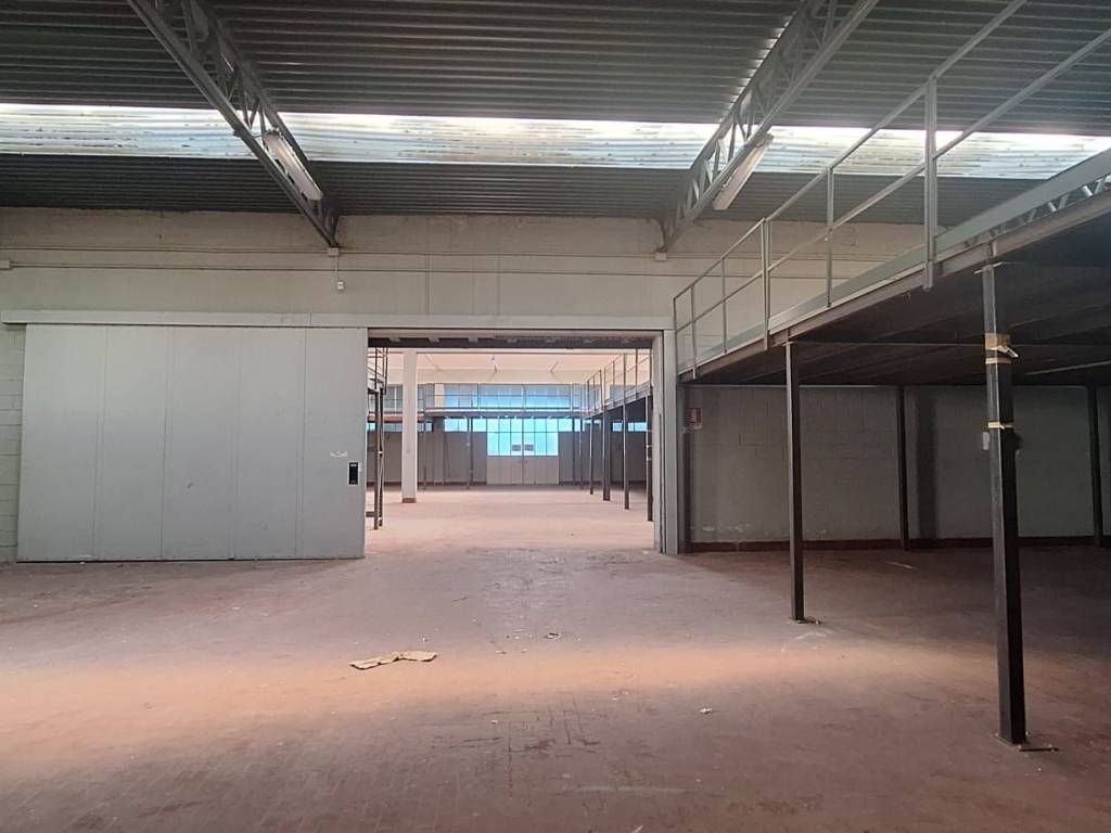 locale commerciale in affitto a Meda