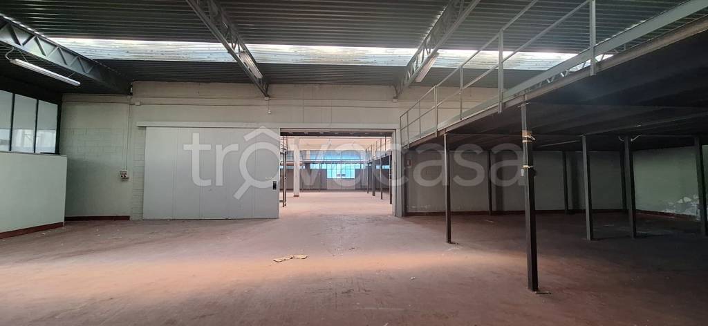 locale commerciale in affitto a Meda