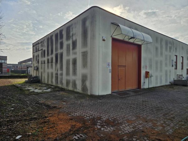 locale commerciale in affitto a Meda