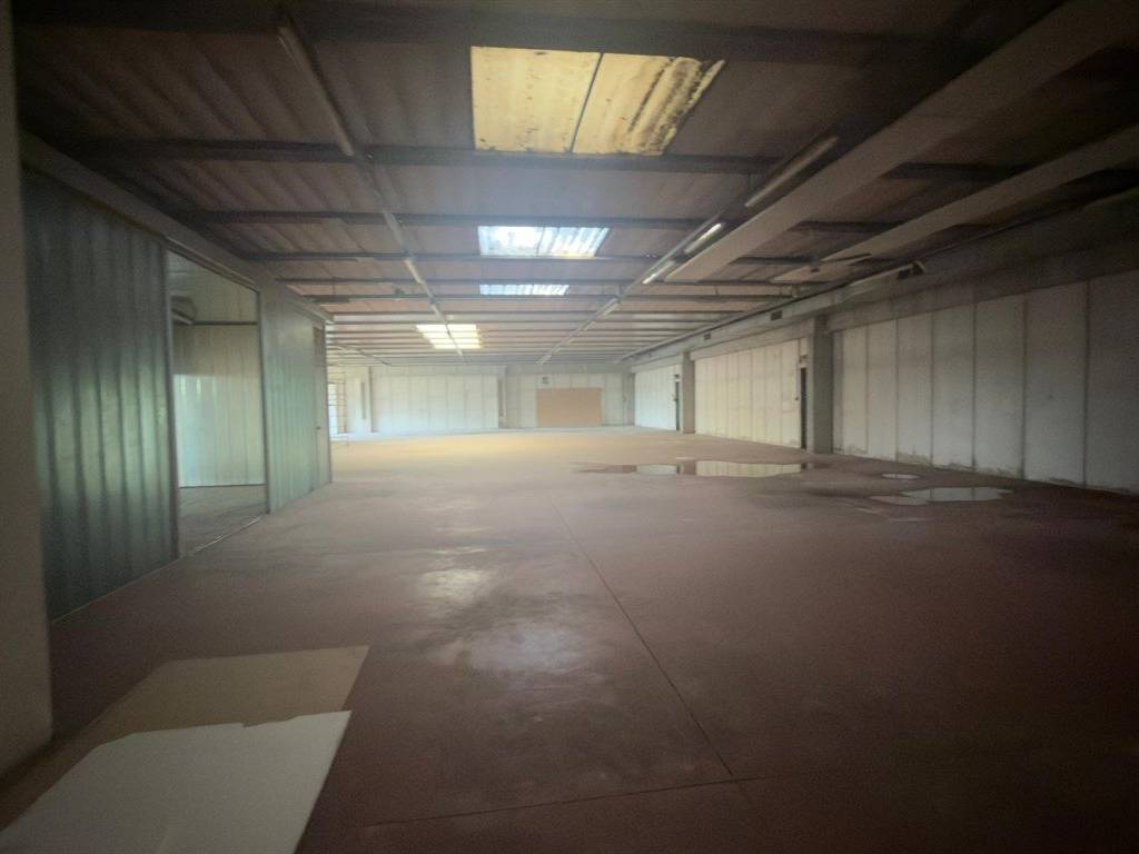 locale commerciale in affitto a Meda