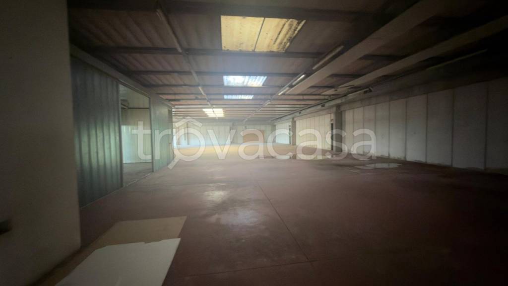 locale commerciale in affitto a Meda