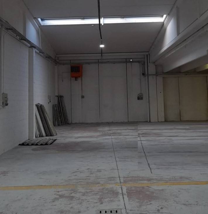 locale commerciale in affitto a Meda