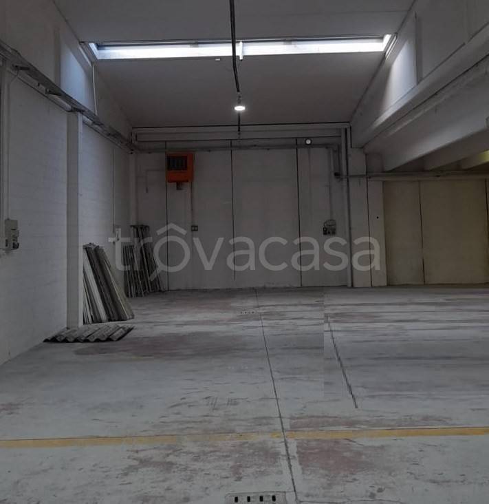 locale commerciale in affitto a Meda