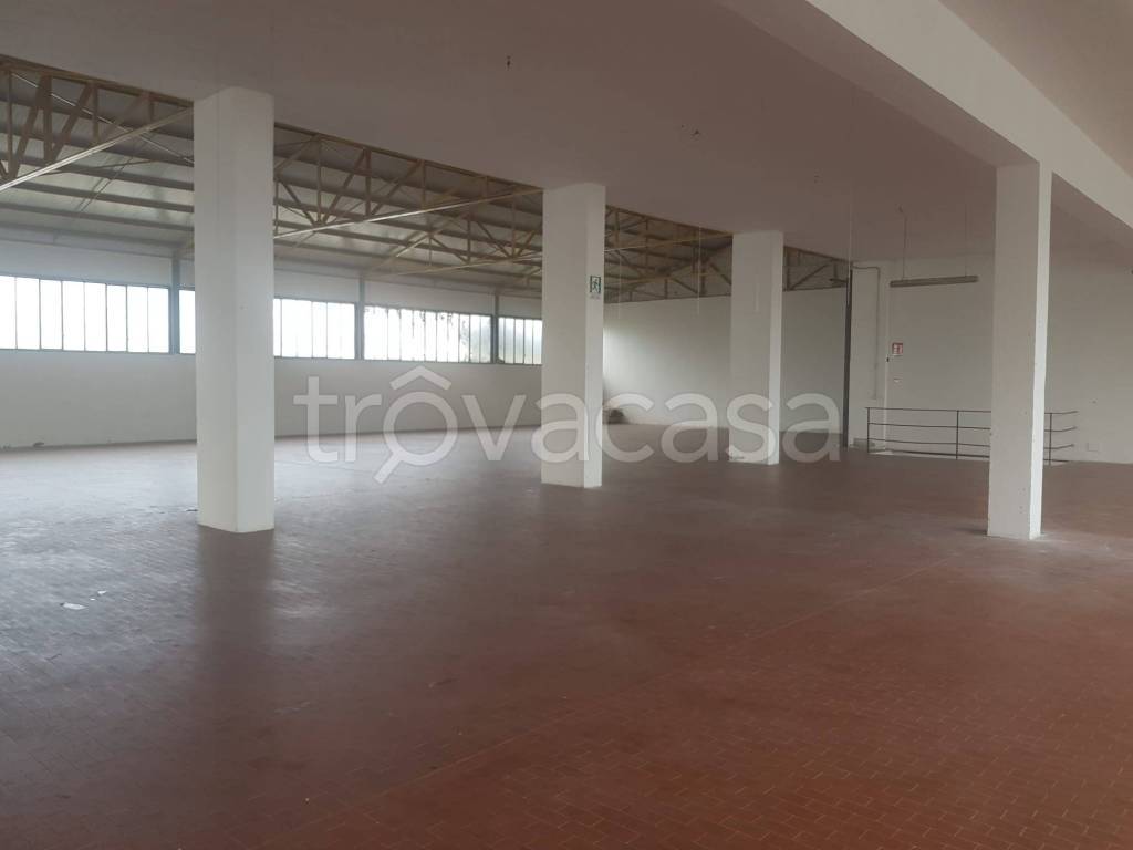 locale commerciale in affitto a Meda