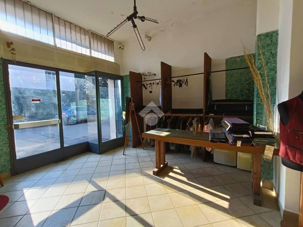 negozio in affitto a Meda