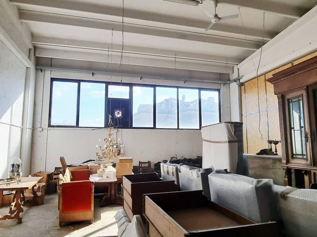 locale commerciale in affitto a Meda