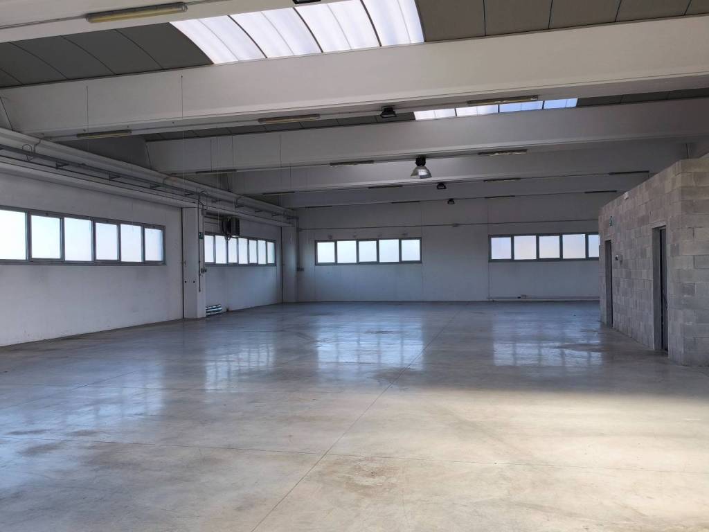 locale commerciale in affitto a Meda
