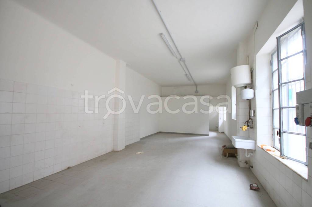 locale commerciale in affitto a Meda