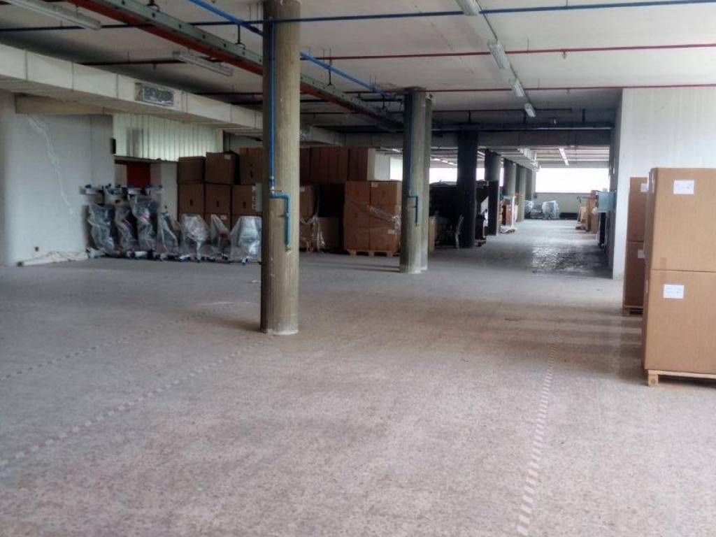 locale commerciale in affitto a Meda