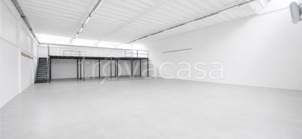locale commerciale in affitto a Meda
