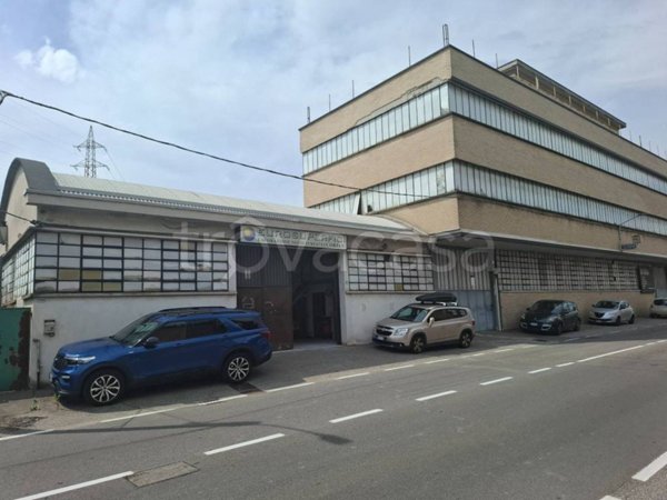 locale commerciale in affitto a Meda
