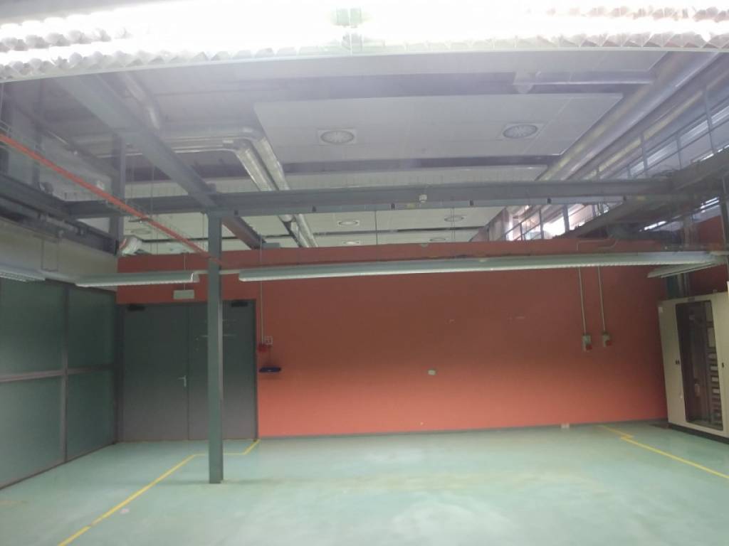 locale commerciale in affitto a Monza