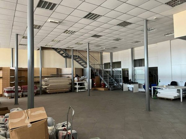 locale commerciale in affitto a Monza