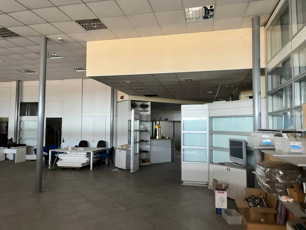 locale commerciale in affitto a Monza